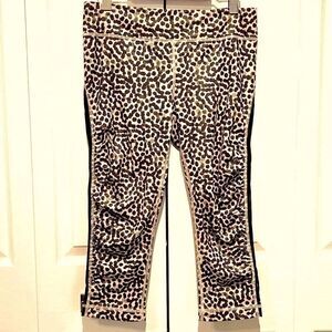 ‎LULULEMON Luxtreme Leopard Print Capris Size 8